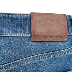 Aeropostale Men’s Size 32x32 Distressed Medium Wash Skinny Mid Rise Jeans.